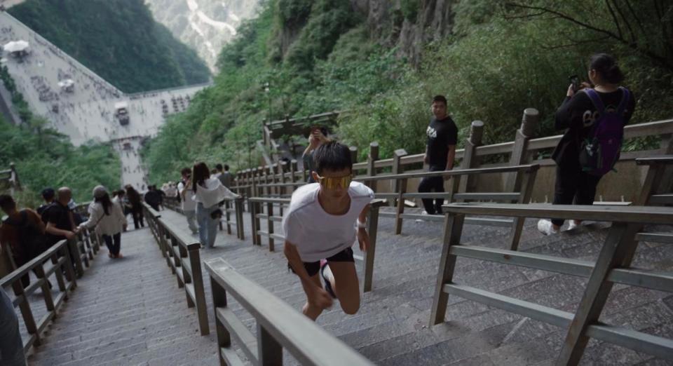 宛如一条巨, 弯天路极限, 赛道的形式