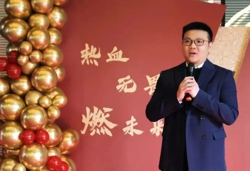 届世界运动, 亮大厦